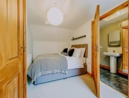 The Unicorn's House Sleeps 10 People *