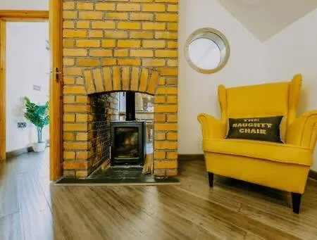 The Unicorn's House Sleeps 10 People Apartamento Bristol
