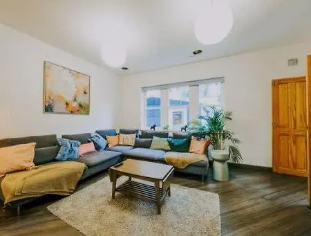 The Unicorn's House Sleeps 10 People Apartman Bristol