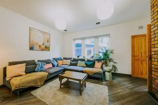 The Unicorn's House Sleeps 10 People Apartman Bristol