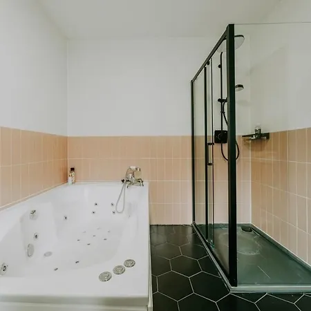 The Unicorn's House Sleeps 10 People Apartamento Bristol