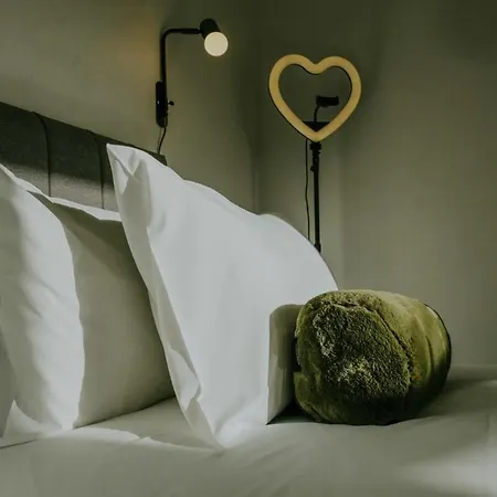 The Unicorn's House Sleeps 10 People * Bristol