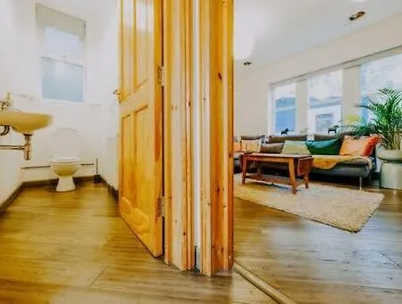 The Unicorn's House Sleeps 10 People Bristol