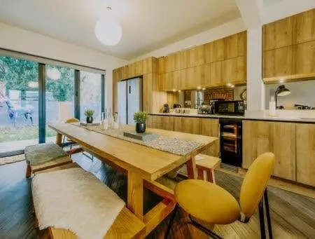 The Unicorn's House Sleeps 10 People Apartamento